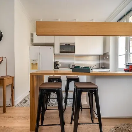 B016 - Beautiful For 4 - Center * Cannes